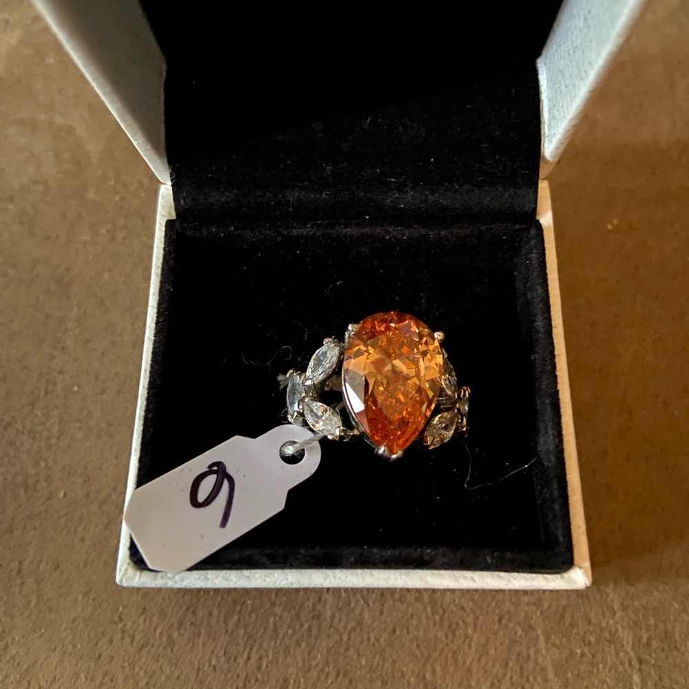 Elegant ladies silver / topaz gemstone Ring